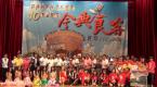 青年學子與貴賓合影留念