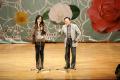 擔任評審的唐川(右)與 謝小玲(左)打嘴鼓表演