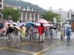 參與民眾冒著雨於中園國小出發